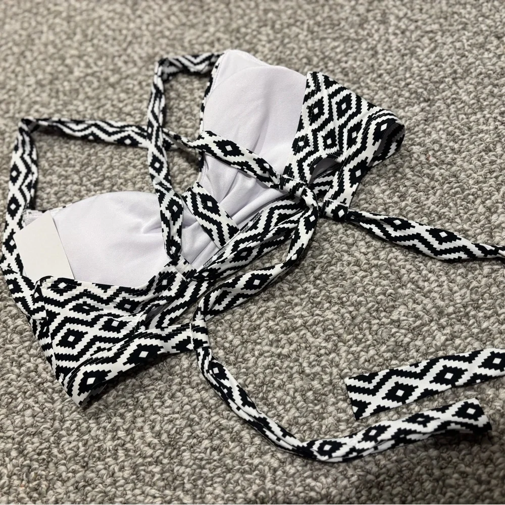 Black and White Geometric Bikini Top - Picture 4 of 6